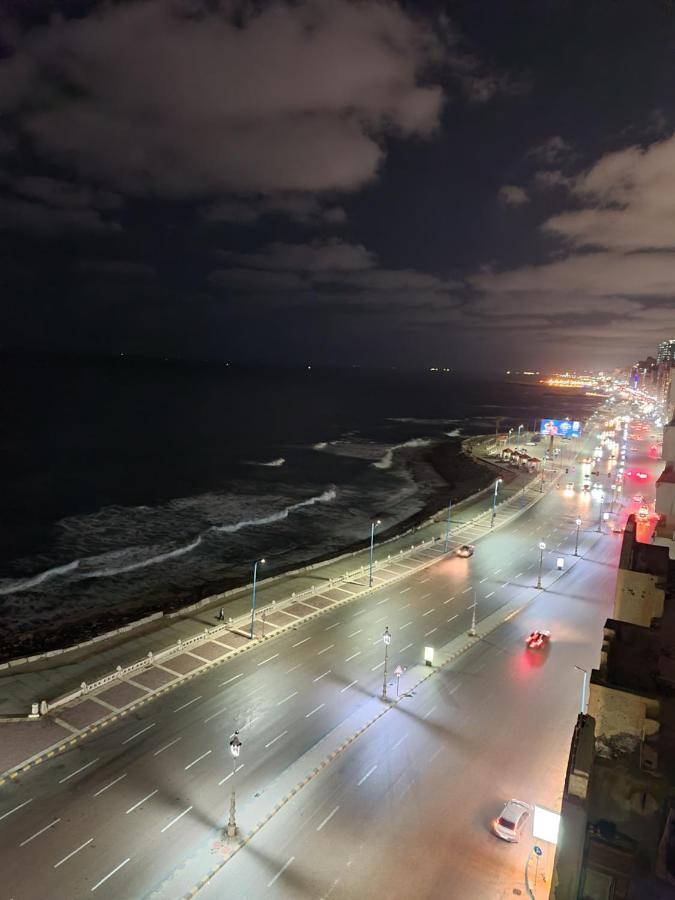 Hyat & * Alexandria