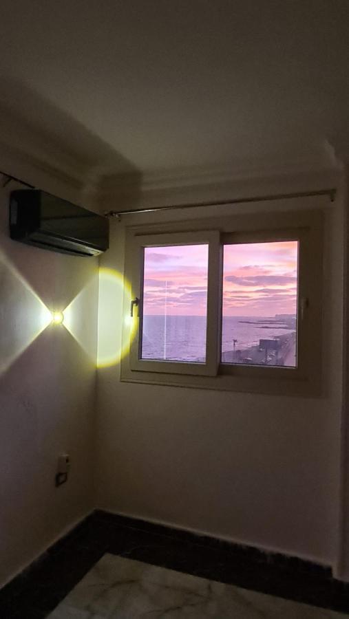 Hyat & * Alexandria